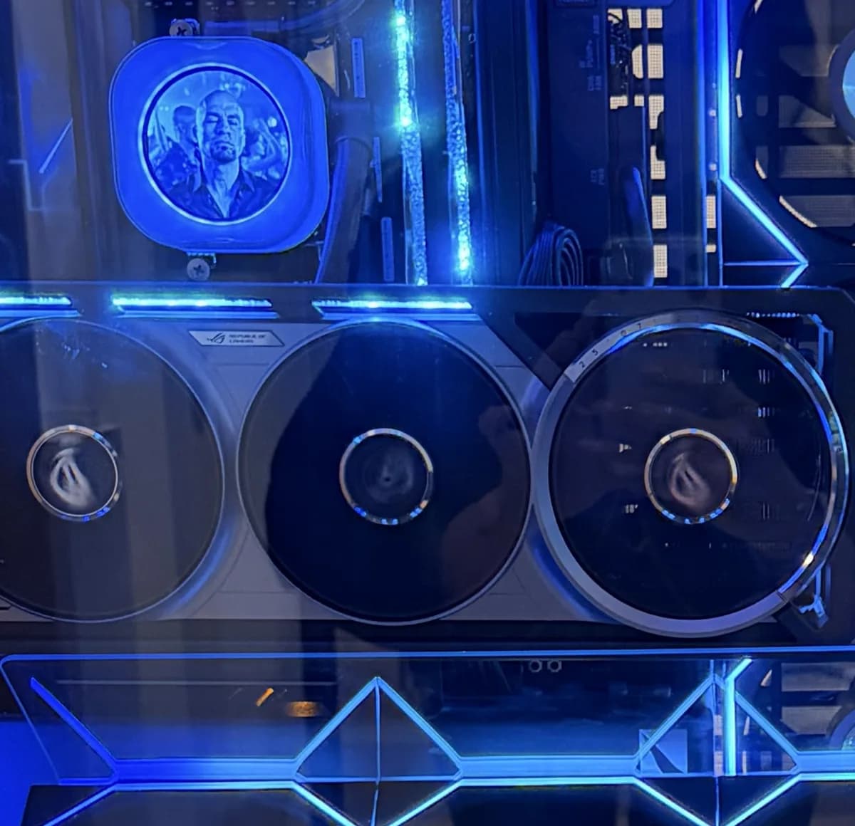 Splave gold emblem set into the AIO pump cap