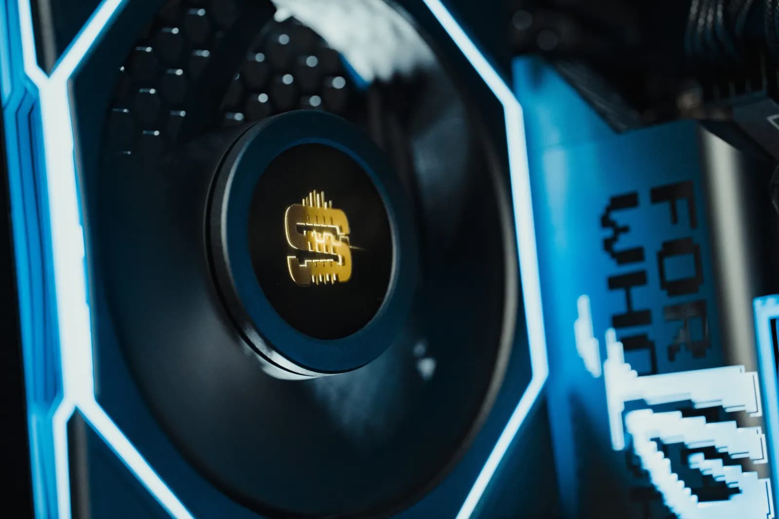 Splave gold logo macro on AIO pump