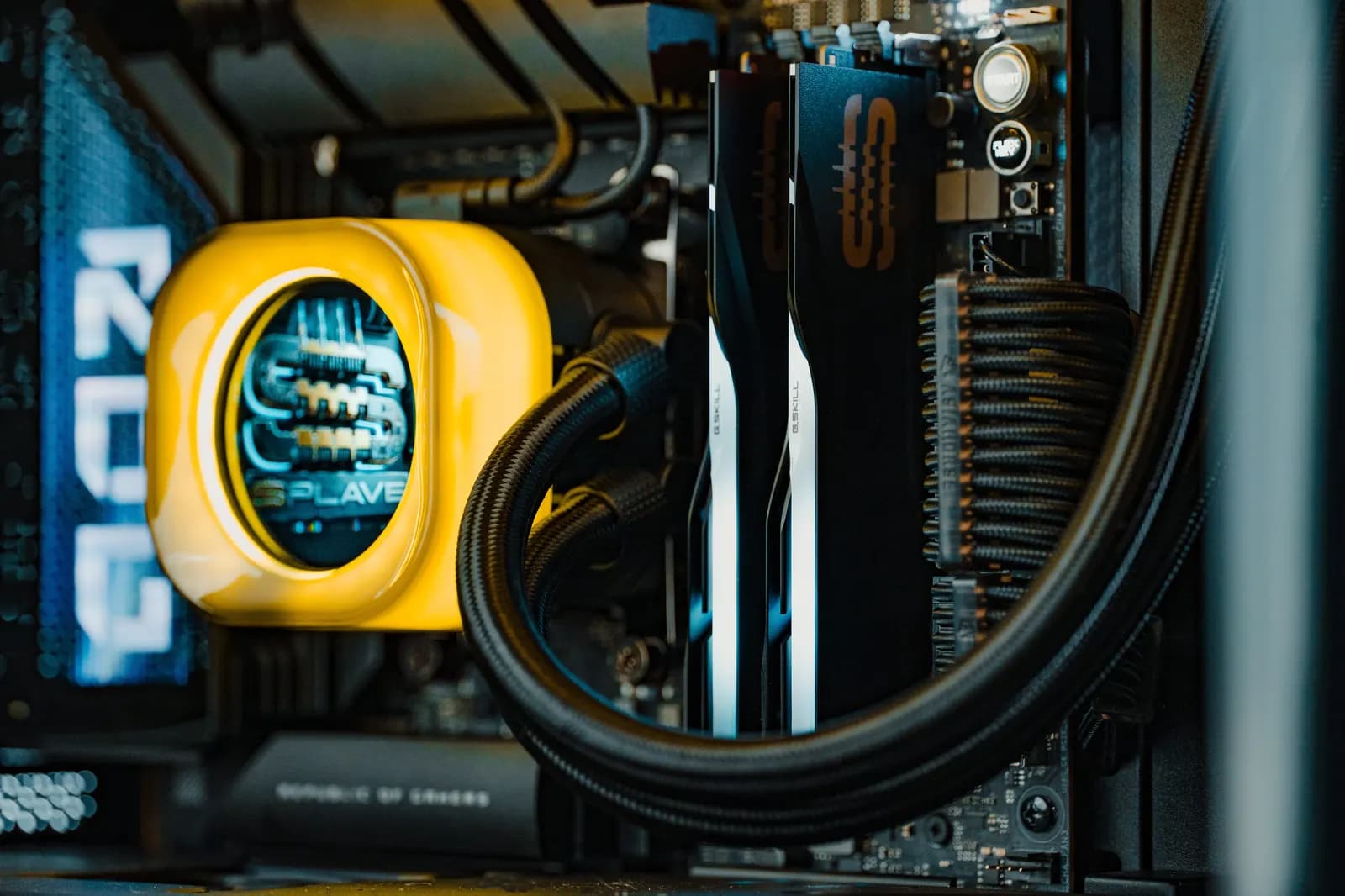 Splave-tuned DDR5 and overclocked internals in amber glow