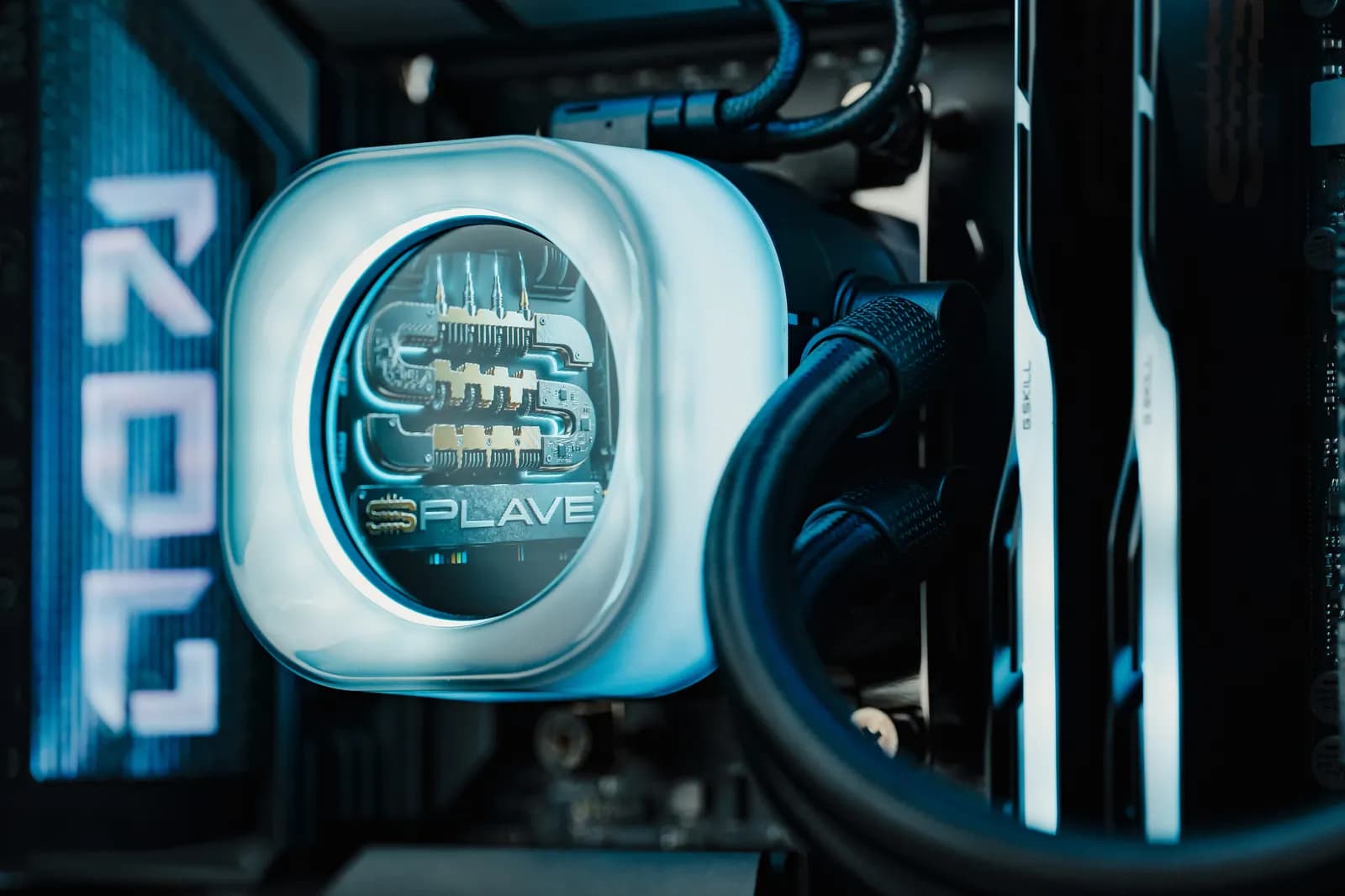 Lian Li Hydroshift II-S LCD pump — ice-blue halo